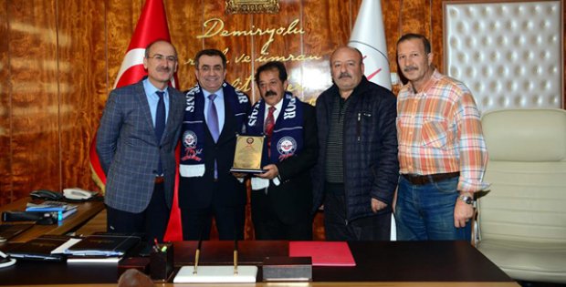 Kulüp Başkanından Koro Şefine Plaket