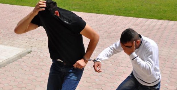 2 kişiyi silahla alıkoyup Paralarını gasp etmişler