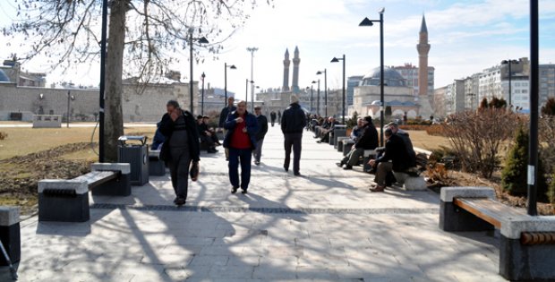 Sivaslılar Güneşli Havanın Tadını Çıkartıyor