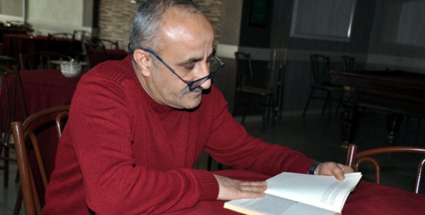 Kahvehanesine Kitap Okuma Köşesi Yaptı