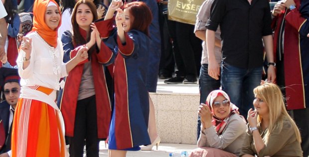 Mezuniyeti çiftetelli ile kutladılar