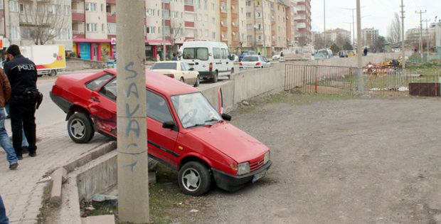 Süratli Araç Evin Bahçesine Uçtu