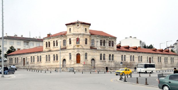 Tarihi Jandarma Binası Dökülüyor