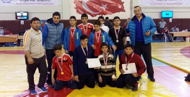 Güreşçiler Erzurum´dan Madalyalarla Döndüler
