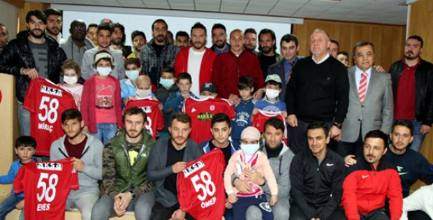Futbolculardan Lösemili Çocuklara Moral
