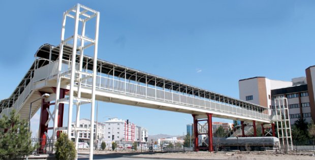 Üst Geçide Asansör Yapılacak