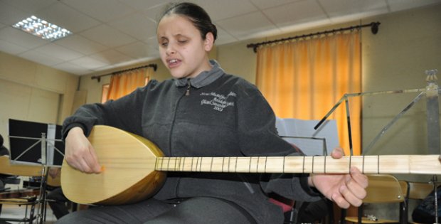 Görme engelli Edanur´un bağlama tutkusu