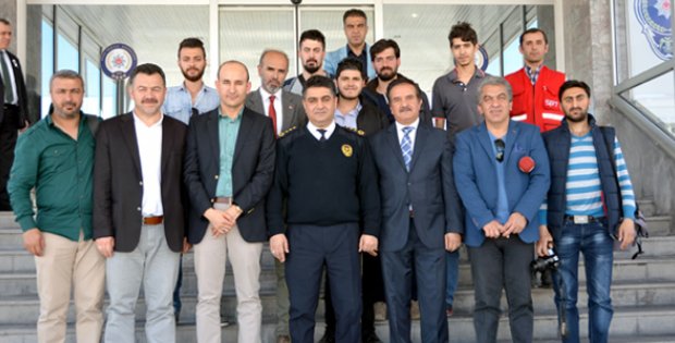 TSYD İl Temsilciliğinden Müdür Çalışkan´a Plaket