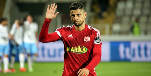 Cicinho, Ameliyat Oldu