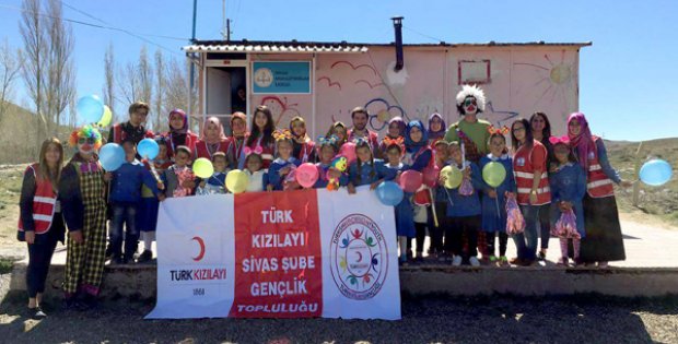 Yüzlerce Çocuğun Yüzünü Güldürdü