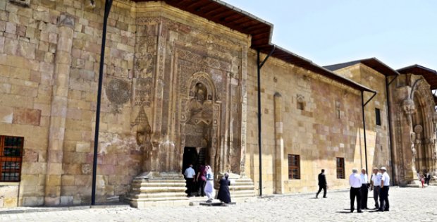 Turistlere Restorasyon Engeli