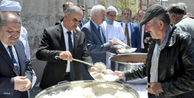 Protokol Pilav Dağıttı
