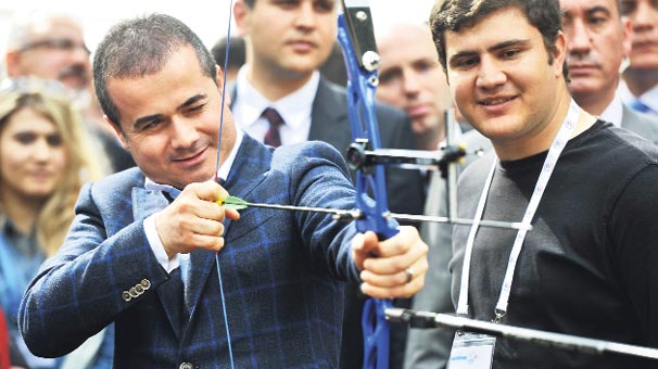 Hedef tahtasına nişan aldı