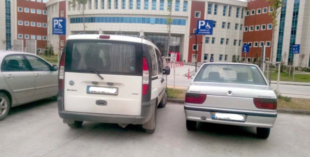Engelli Otoparkına Engelsiz Araç Parkı