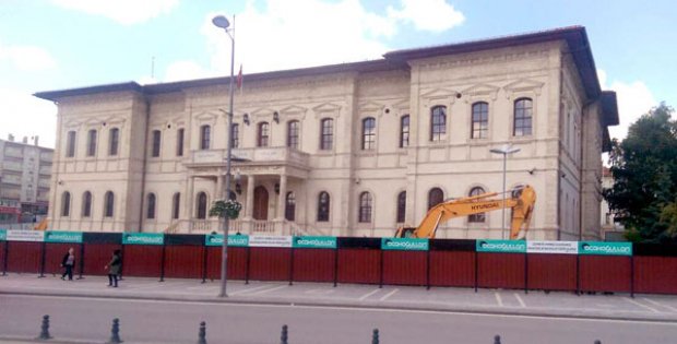 Kongre Bahçesinde Kepçeli Restorasyon