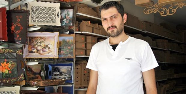 Ahşaplara Boyayla Hayat Veriyor
