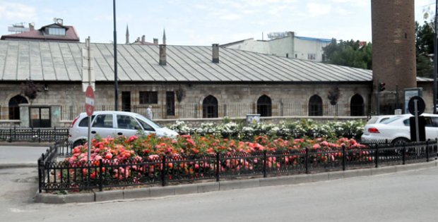 Ulu Cami Çehresi Karanfillerle Donatıldı