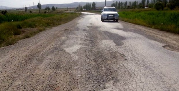 Armutlu Grup Yolu Onarılmayı Bekliyor