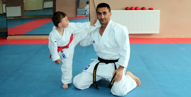 Minik Muhammed Babasının İzinden Gidiyor
