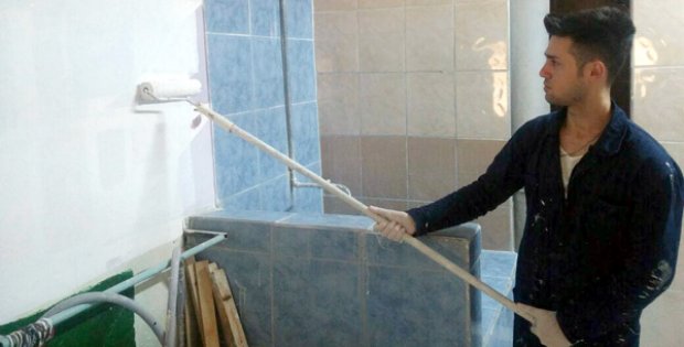 Şehit Ailelerinin Evini Ücretsiz Boyuyor