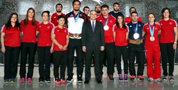 Güreşçilere Olimpiyat Öncesi Jest