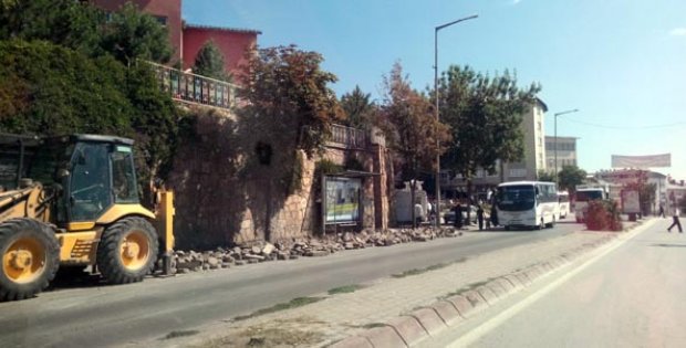 Belediye Caddeleri Yeniden İnşa Ediyor