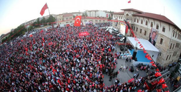 Zafer Demokrasinin Meydan Milletindir