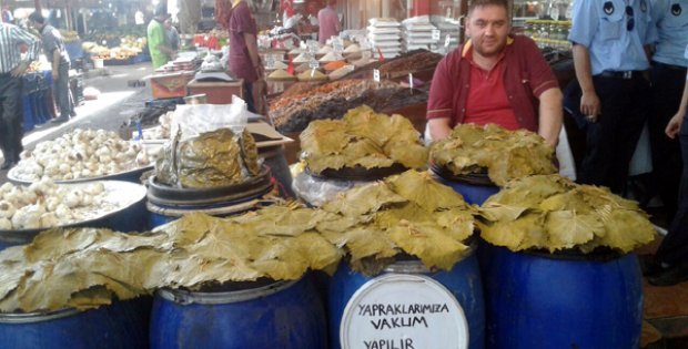Bayramlık Yaprak Tezgahlarda