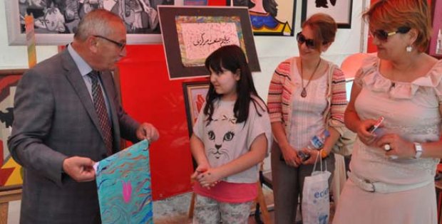 Öğrencilerle ebru yaptı