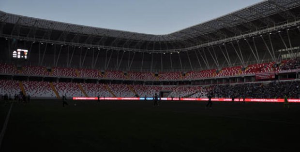 Işıklar Yanmadı Maç 27 Dakika Durakladı