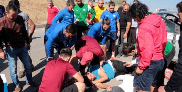 Futbolcular Antrenmanı Bırakıp Kazazedelere Yardım Etti