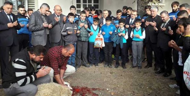 Sakatsız Sezon Geçirmek İçin Kurban Kestiler