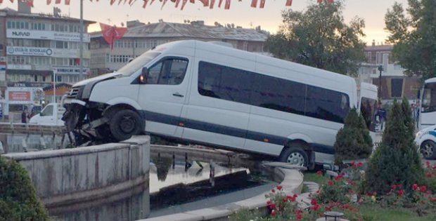 Virajı Alamadı, Meydandaki Havuza Uçtu