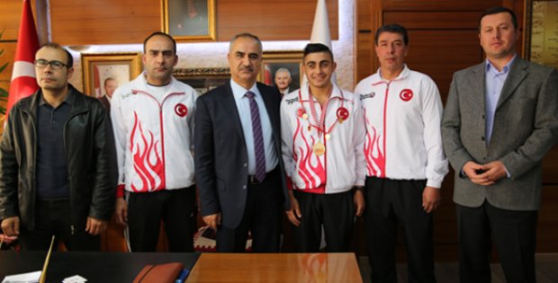 Başkan Aydın, Başarılı Sporcuyu Altında Ödüllendirdi