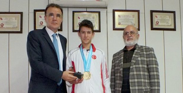 Müdür Kılıç Ada´yı Ödüllendirdi