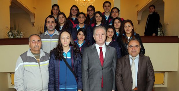 Hentbolcular Vali Gül´ü Ziyaret Etti