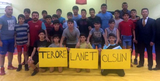 Güreşçilerden Teröre Lanet