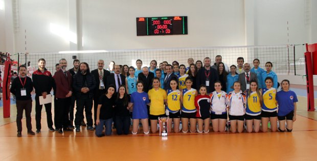 CÜ´de Voleybol Rüzgarı Esti