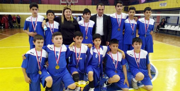 Erkeklerde Şehit Hamit Kandur, Kızlarda Gazi Paşa Şampiyon