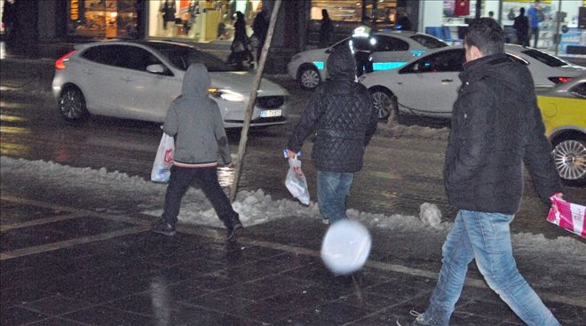 Çocuk İşçiler Caddelerden Eksik Olmuyor