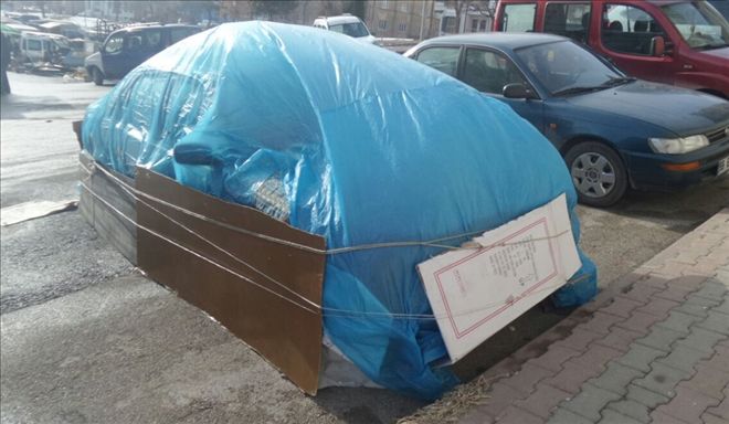 Arabasını Soğuktan Böyle Korudu