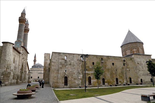 ŞİFAİYE MEDRESESİ 800 YAŞINDA