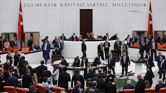 Anayasa değişikliği teklifinin 2. turunda ilk gün 7 madde kabul edildi