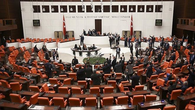  AK Parti´nin, TBMM Genel Kurulunun çalışmalarına 7 Şubat 2017 tarihine kadar ara verilmesini öngören grup önerisi kabul edildi