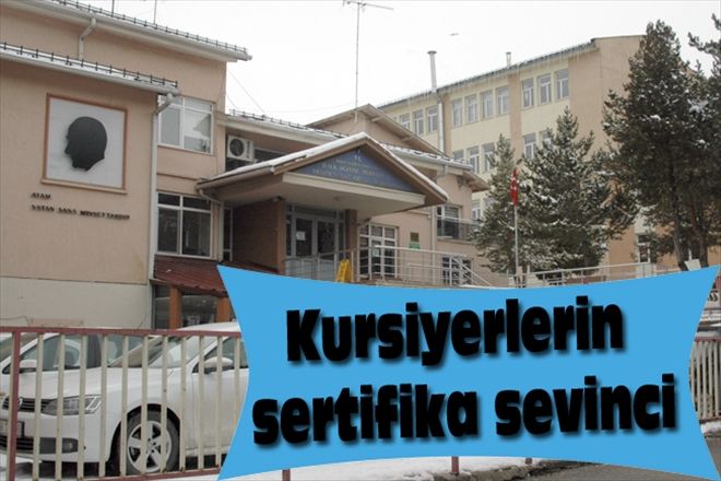 Kursiyerlerin sertifika sevinci