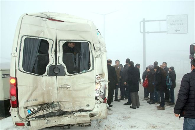 Tırla servis  minibüsü çarpıştı 19 yaralı