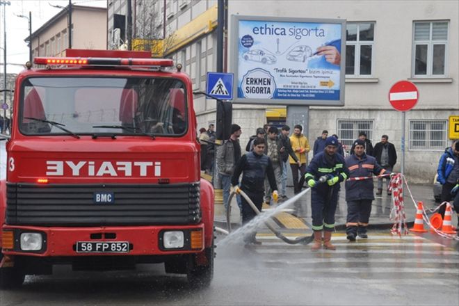 BELEDİYE CADDELERİ YIKADI