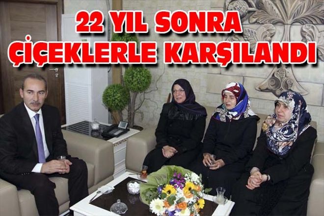 22 YIL SONRA ÇİÇEKLERLE KARŞILANDI