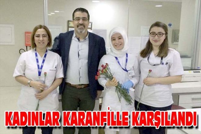 KADINLAR KARANFİLLE KARŞILANDI