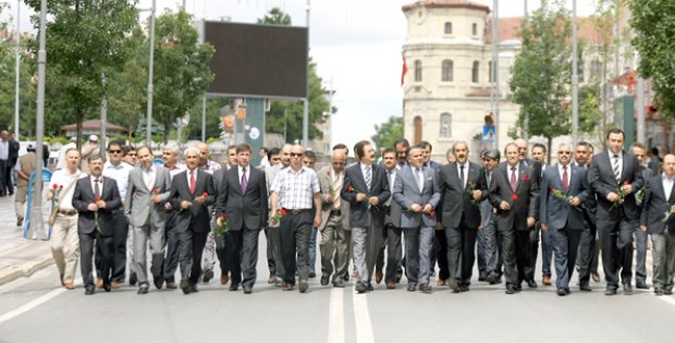 Karanlık odakları ve şahısları lanetliyoruz